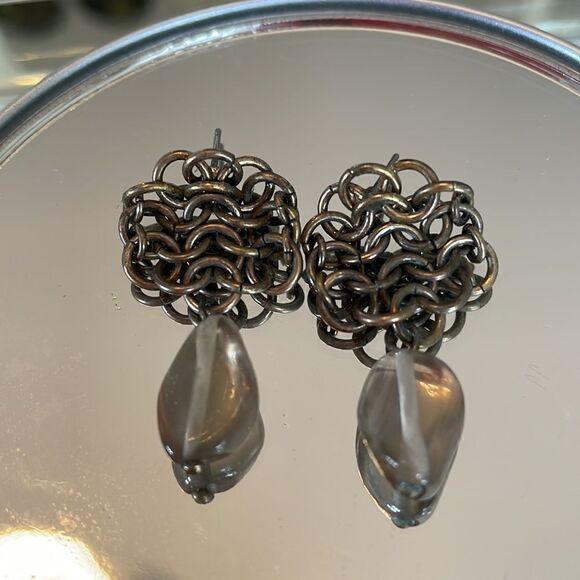 Interesting chain mail post earrings with gray glass drop stone - Picture 2 of 3